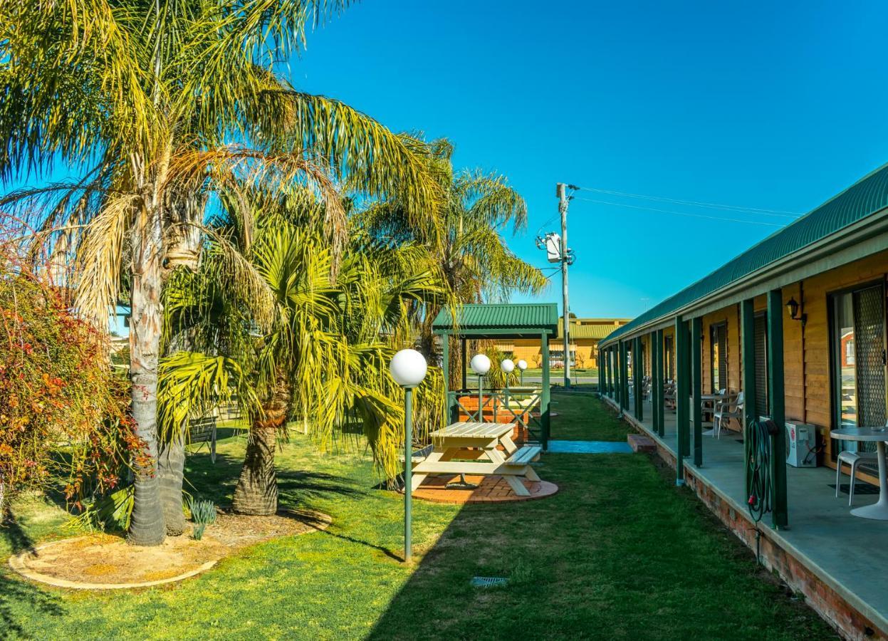 Deniliquin Country Club Motor Inn Exteriér fotografie