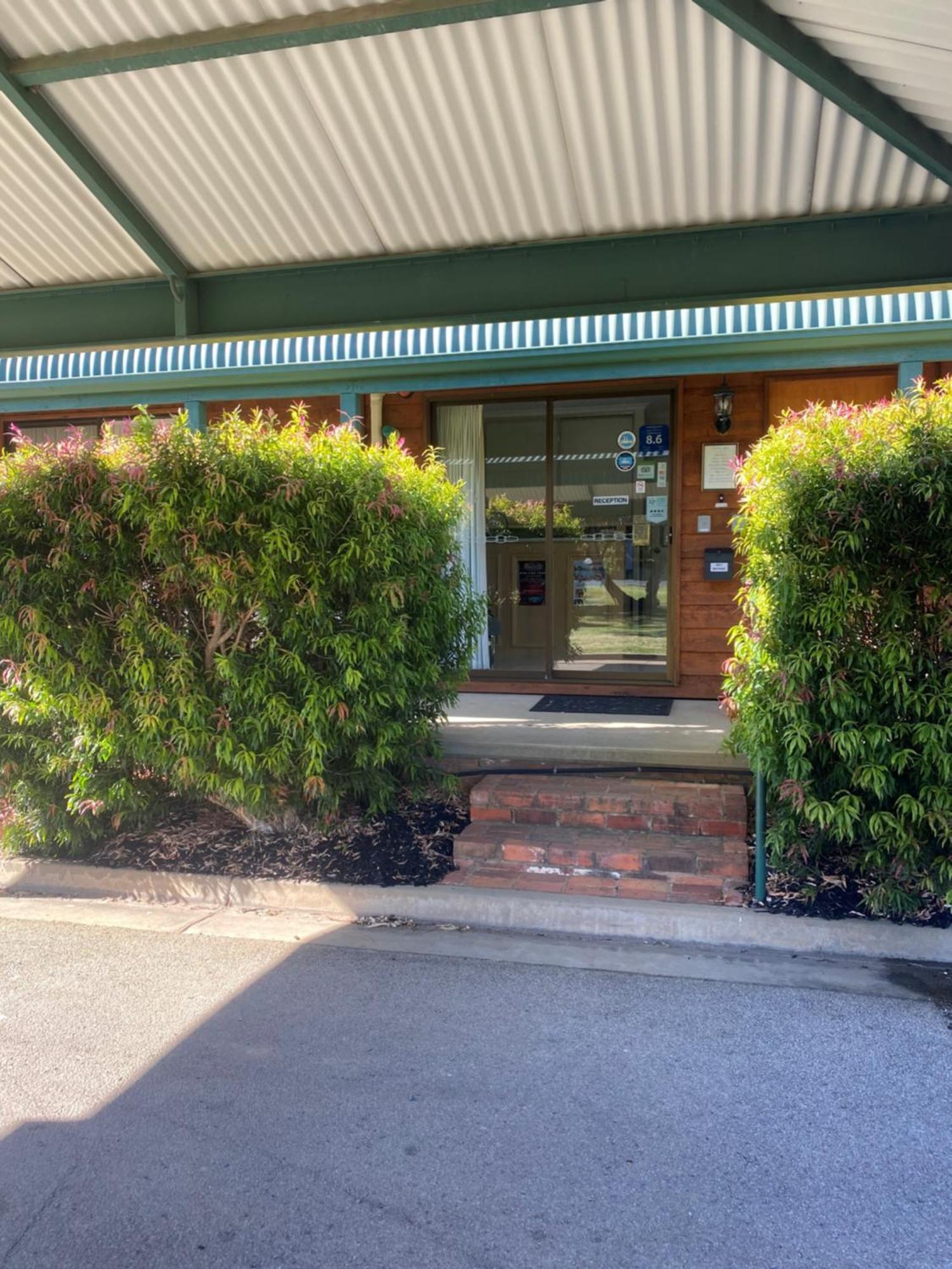 Deniliquin Country Club Motor Inn Exteriér fotografie