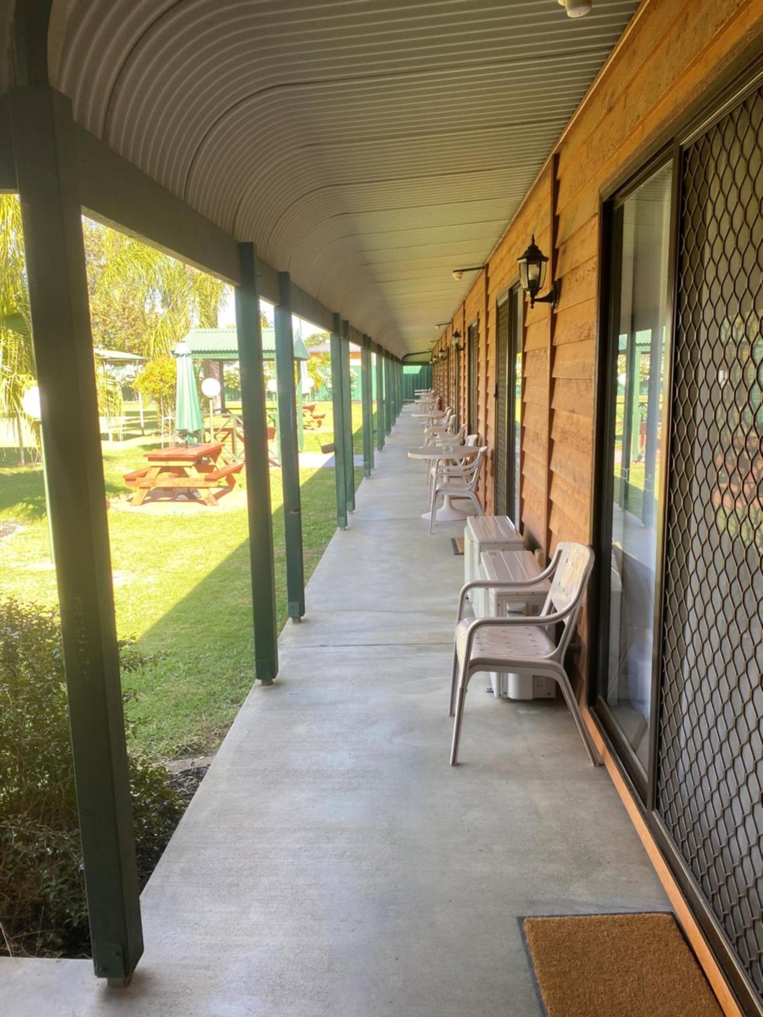 Deniliquin Country Club Motor Inn Exteriér fotografie