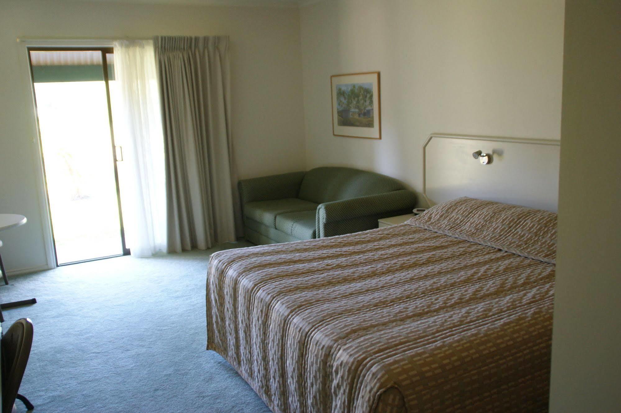 Deniliquin Country Club Motor Inn Exteriér fotografie