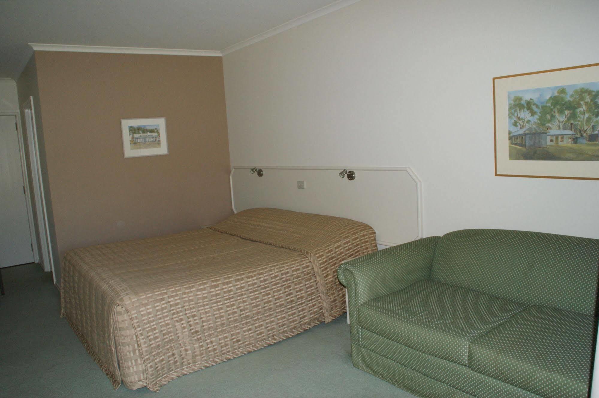 Deniliquin Country Club Motor Inn Exteriér fotografie